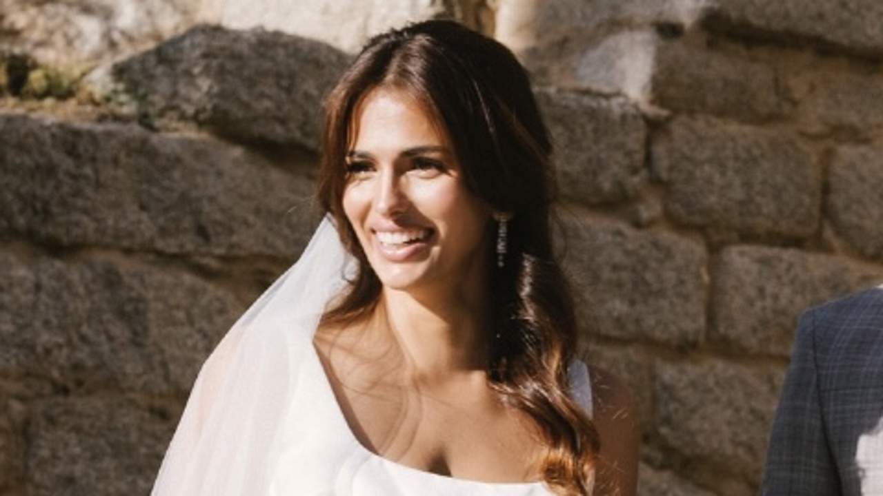Sara Sálamo conquista con su vestido de novia en su boda con Isco Alarcón: con cut out, capa y combinado con zapatillas