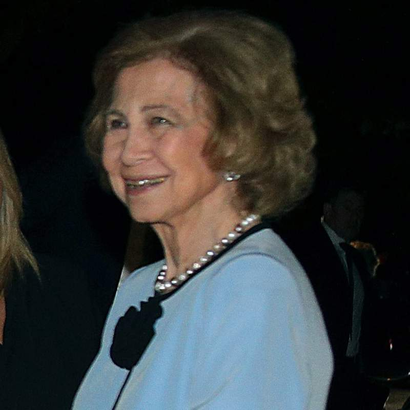 La reina Sofía, rompedora con un vestido túnica en el ballet en Granada: con pompones, fresquito e ideal para una noche de verano
