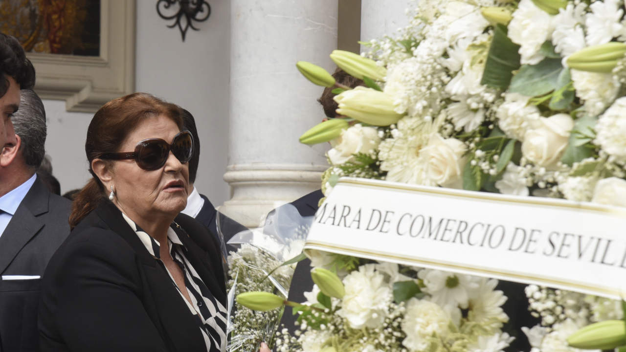Charo Reina, desconsolada, se rompe en el íntimo funeral de su tía Teresa