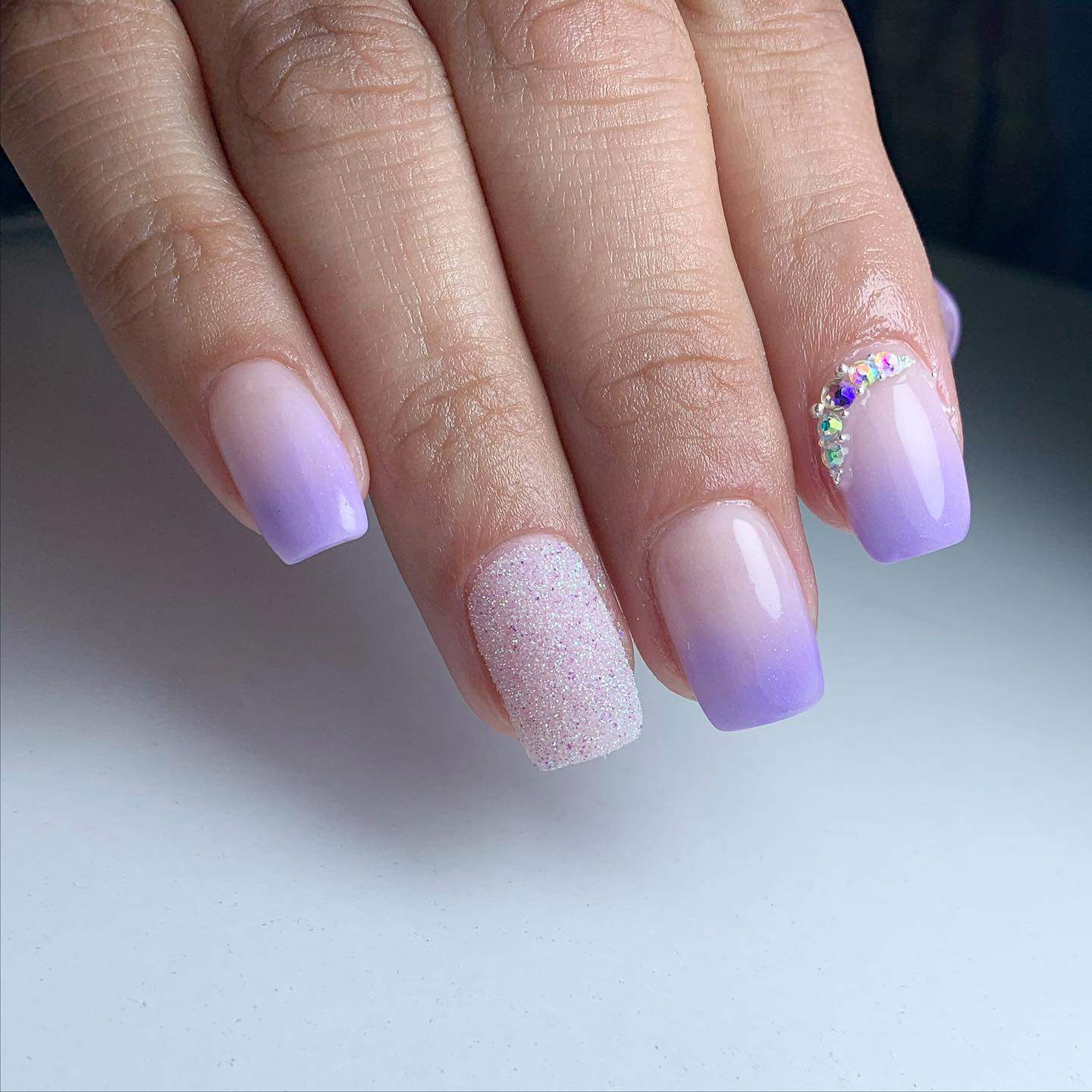 Baby boomer lila con purpurina y piedras