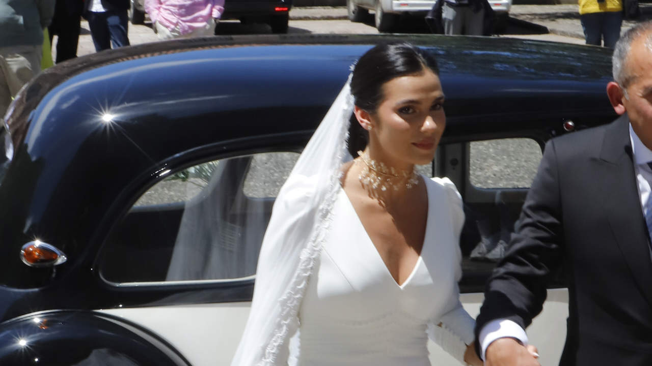 Cristina Gutiérrez enamora con su vestido de novia en su boda con Juancho García-Obregón: corte fajín y escote en espalda