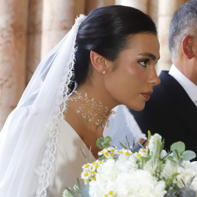 Cristina Gutiérrez enamora con su vestido de novia en su boda con Juancho García-Obregón: corte fajín y escote en espalda