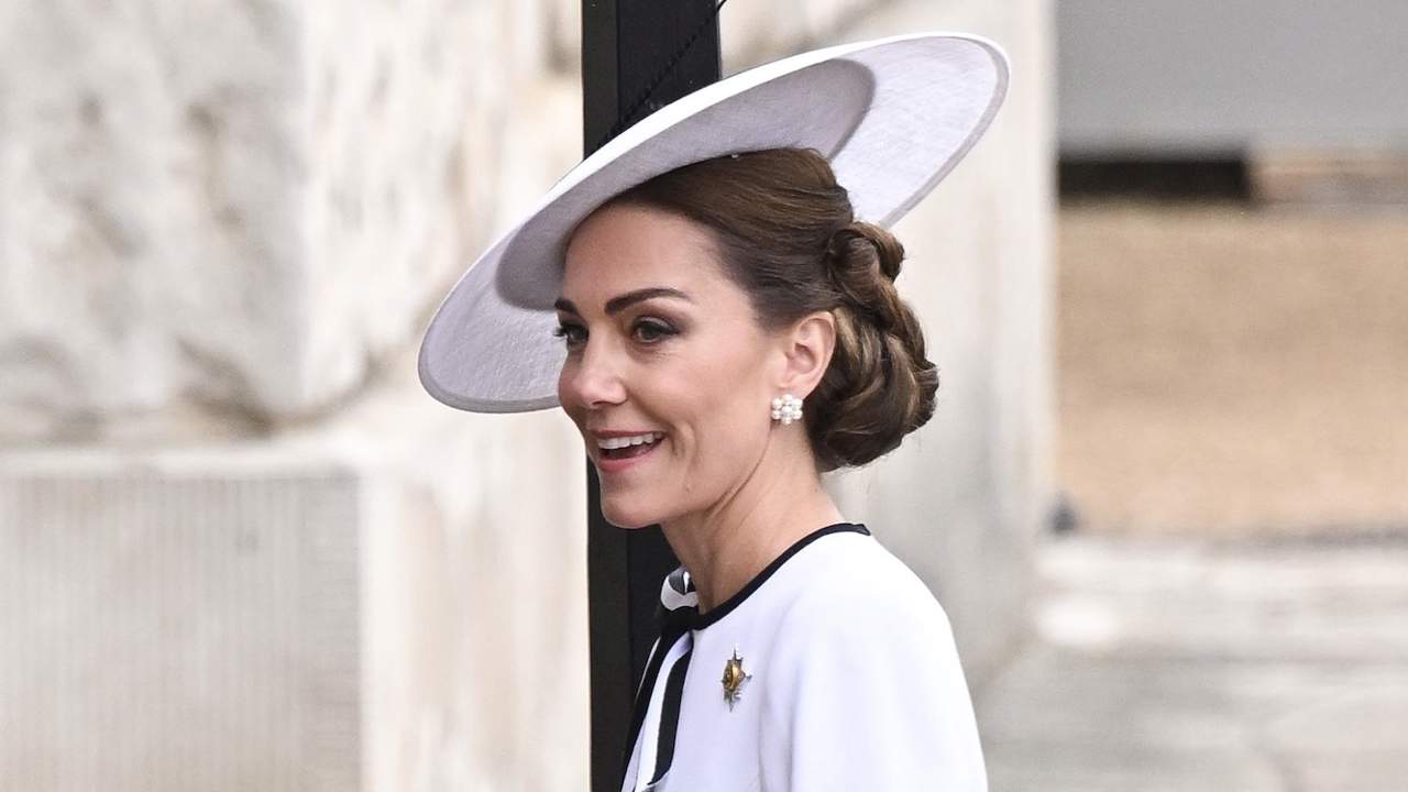 Kate Middleton reaparece radiante y feliz en el Trooping the Colour 2024: vestido de inspiración marinera y sus perlas favoritas