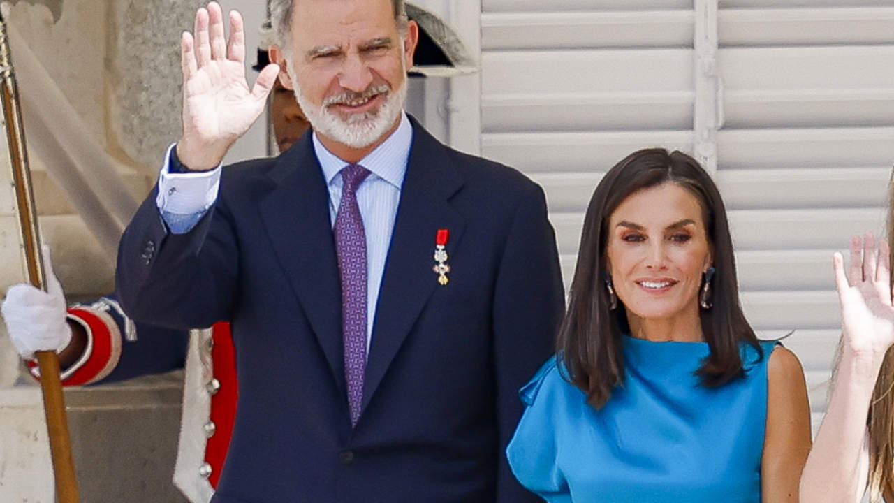 La reina Letizia, radiante de azul, recupera su mejor versión en el décimo aniversario de la proclamación de Felipe VI con falda midi y blusa asimétrica