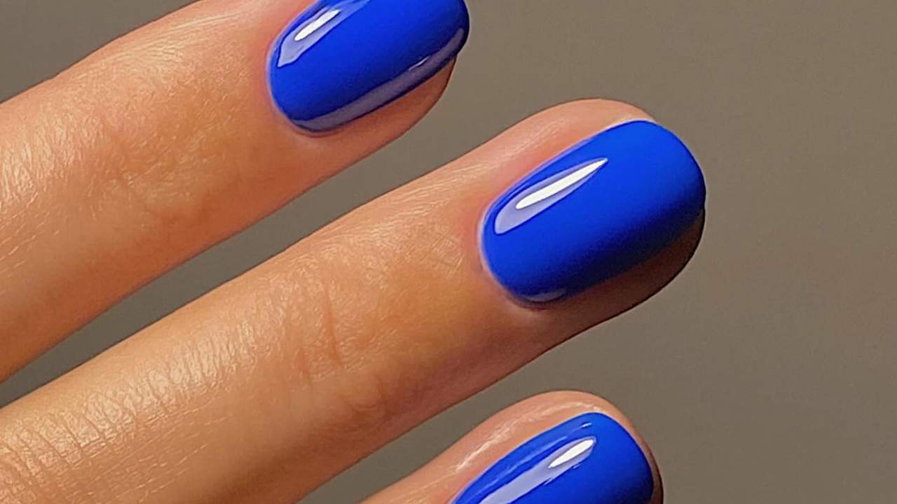 Ideas de uñas azules: 10 manicuras juveniles que quedan bien a pijas, clásicas y modernas