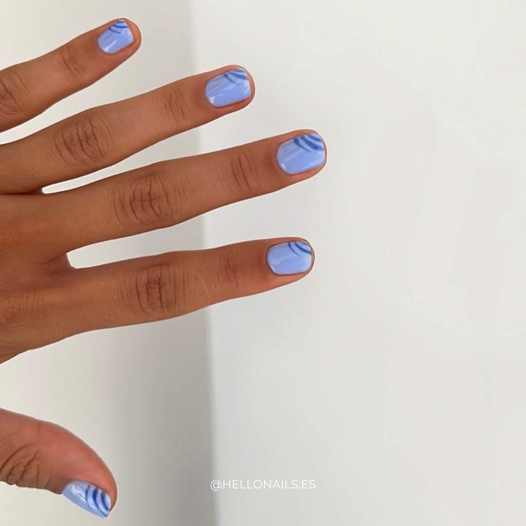 Uñas azules cortas con dibujo