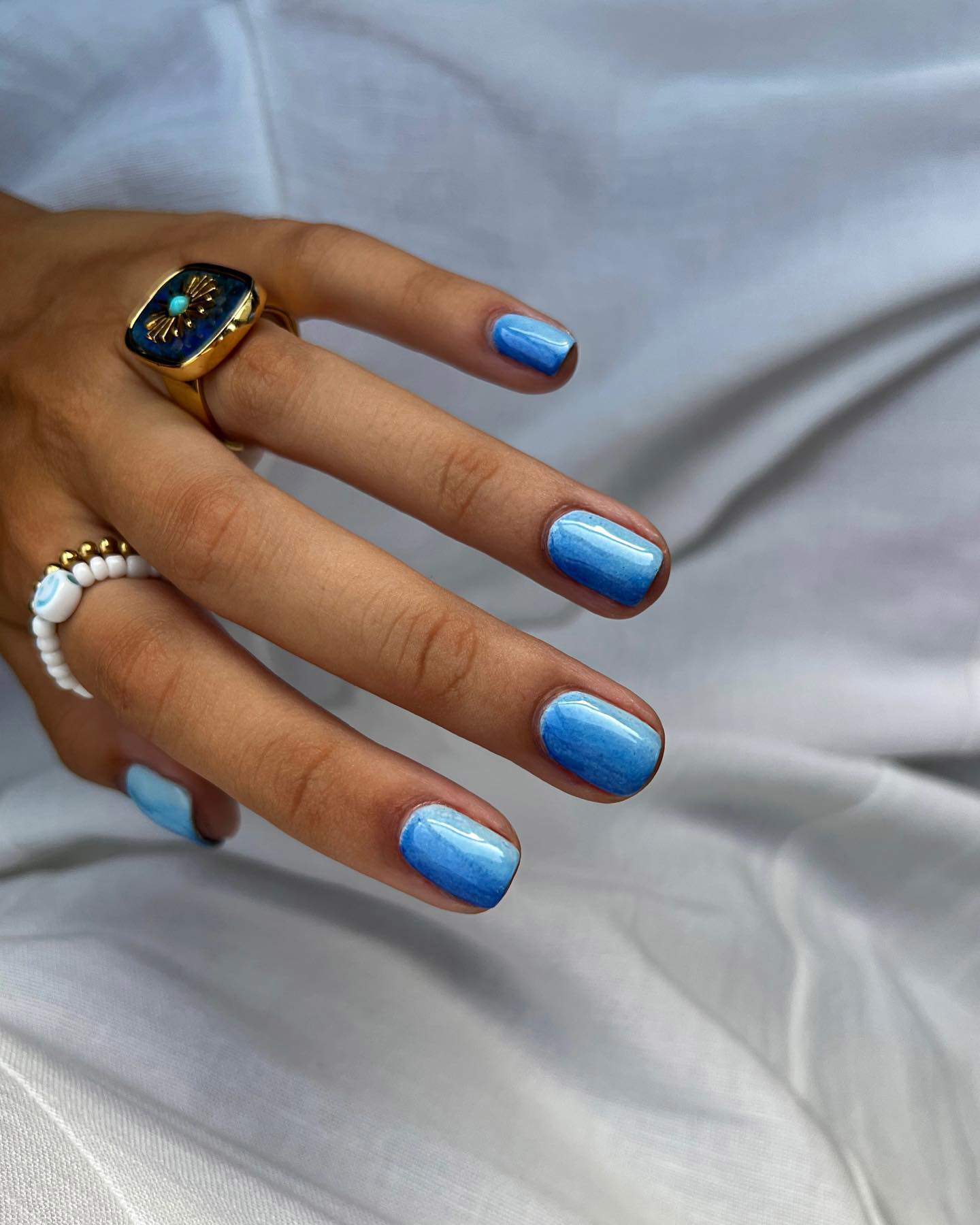 Uñas azules efecto azulejo