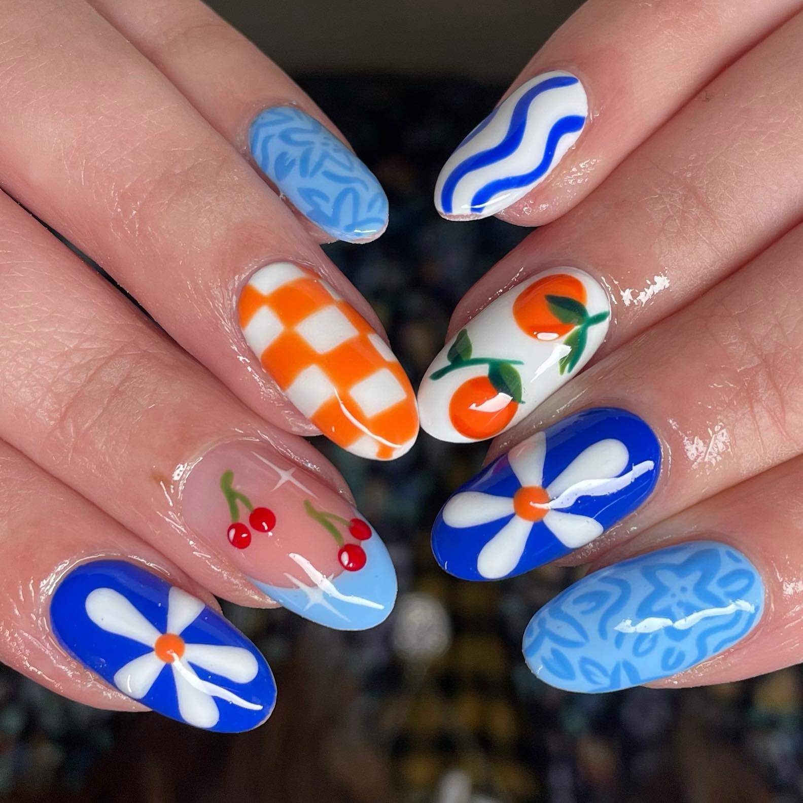 Uñas azules estampadas