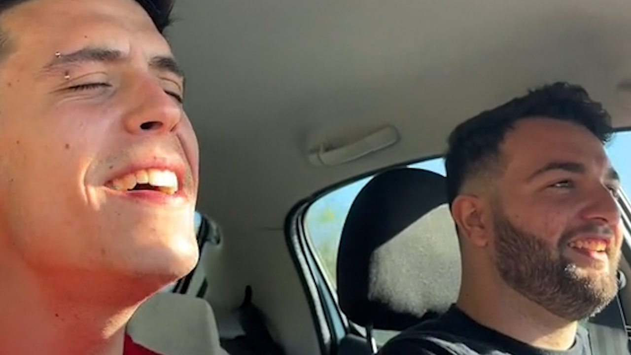 La reacción viral al escuchar a su amigo cantar por primera vez 