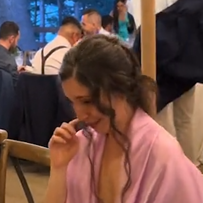 La sorpresa de unos novios a los invitados de su boda que deja a todo el mundo llorando