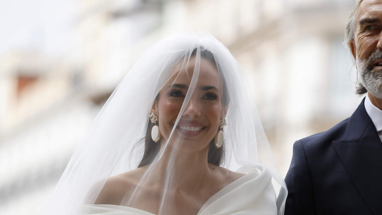 La influencer Ana Moya conquista con su vestido de novia en su boda con Diego Conde: de Vicky Martín Berrocal, con maxi lazo y corte fajín