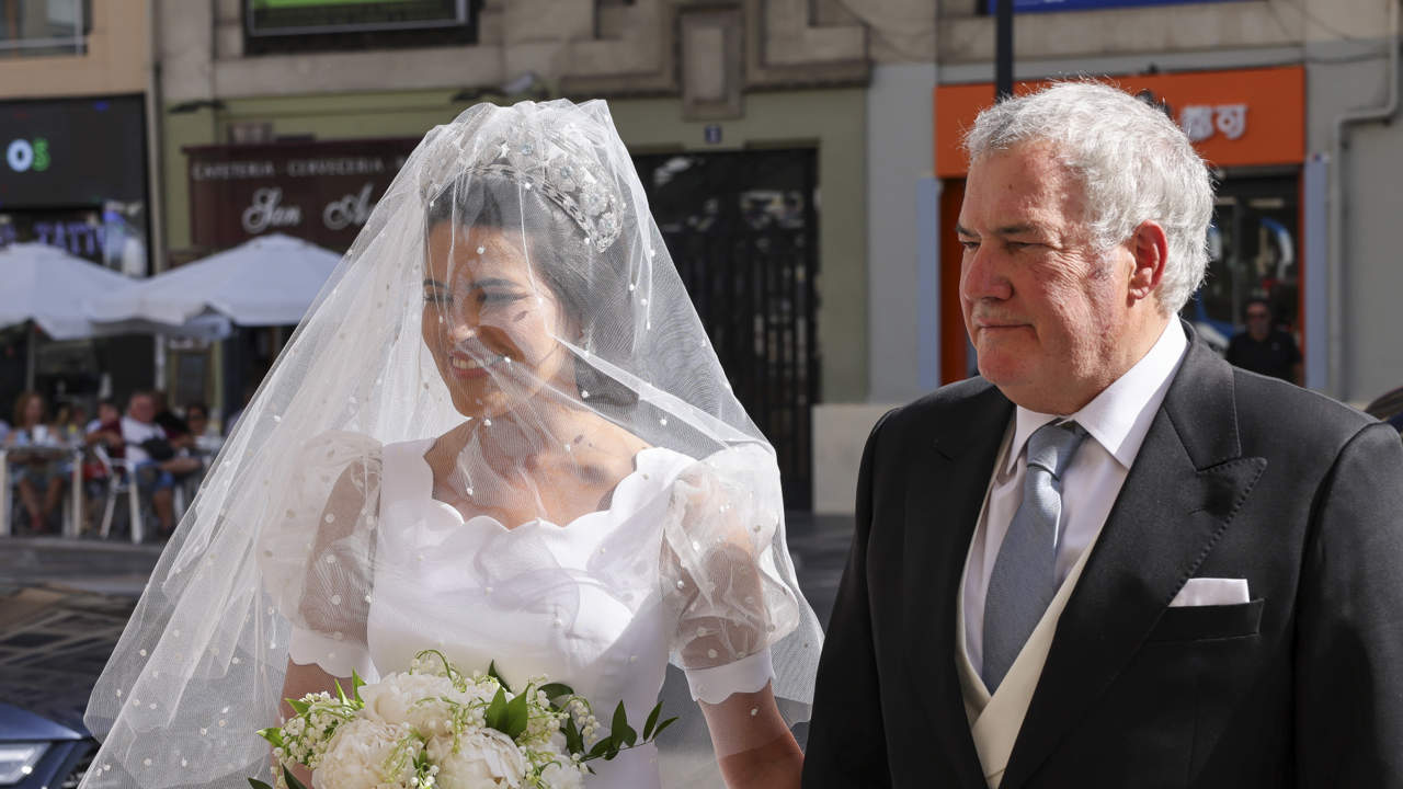 Natalia Santos Yanes, radiante con un romántico vestido de novia con transparencias y ondas en su boda con Esteban Rivas