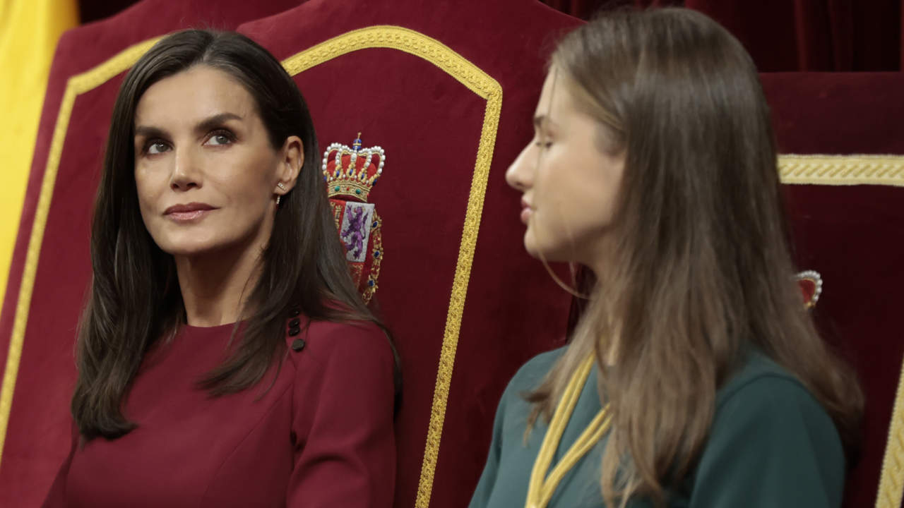 Una experta en lenguaje no verbal desvela el motivo de la tensión de la reina Letizia con Leonor y Sofía
