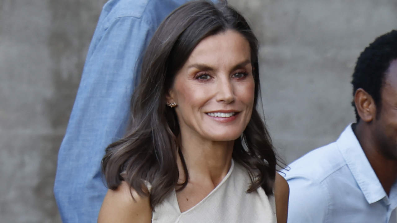 La reina Letizia presume de brazos tonificados con un vestido drapeado sin mangas de Mango que afina la cintura