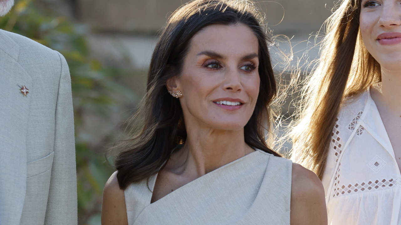 La reina Letizia demuestra la evolución de su lesión con estas sandalias blancas de tacón sensato