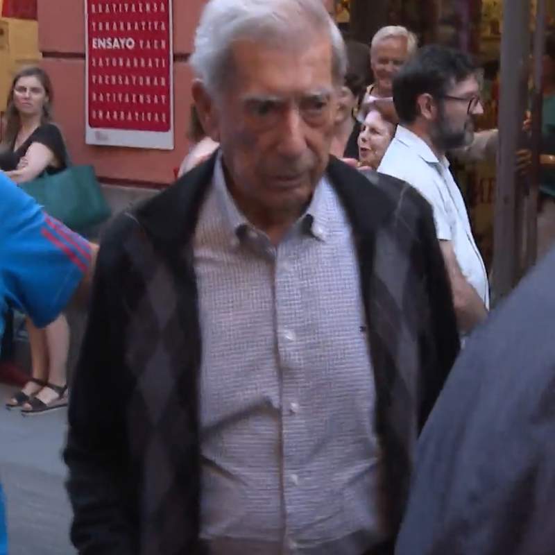 Las imágenes de la reaparición de Mario Vargas Llosa junto a su mujer Patricia Llosa tras confirmar su charla con Isabel Preysler