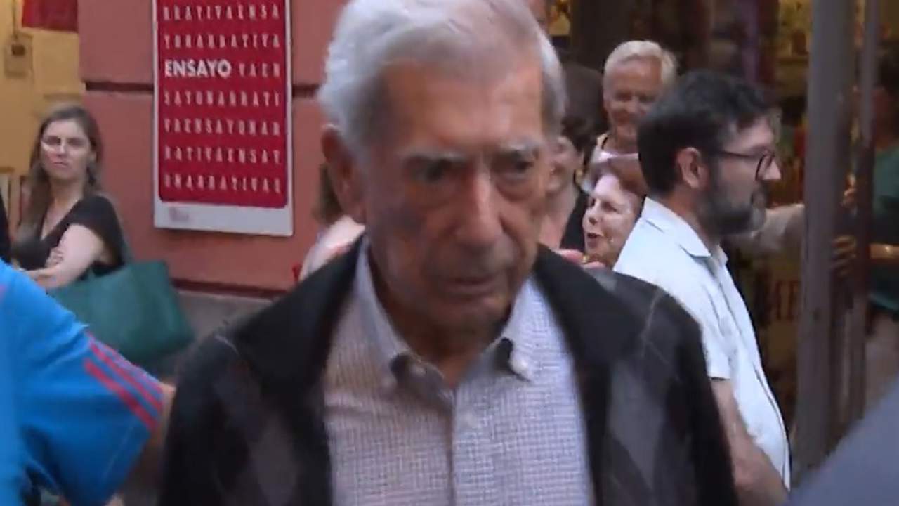 Las imágenes de la reaparición de Mario Vargas Llosa junto a su mujer Patricia Llosa tras confirmar su charla con Isabel Preysler