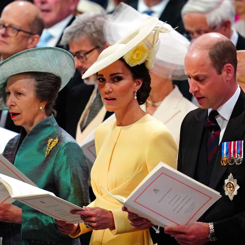 Kate Middleton y Guillermo muestran su apoyo a la princesa Ana tras su reaparición después del accidente