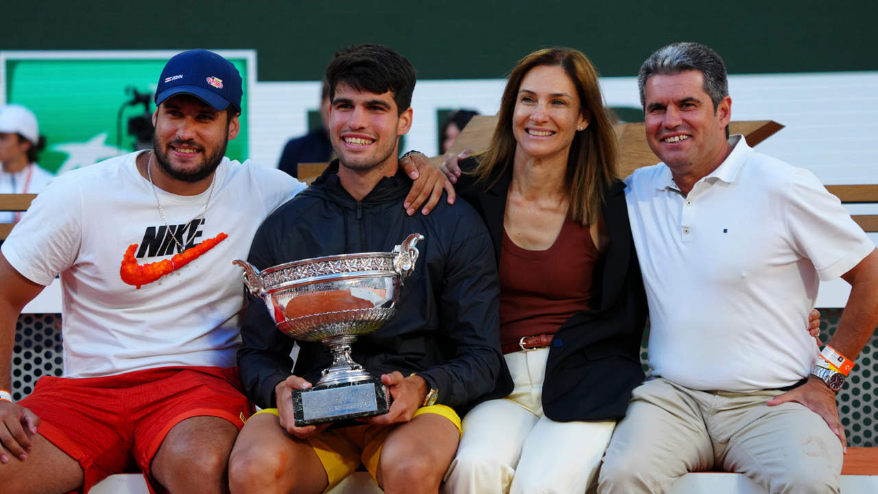 Carlos Alcaraz, su hermano Alvaro y padres