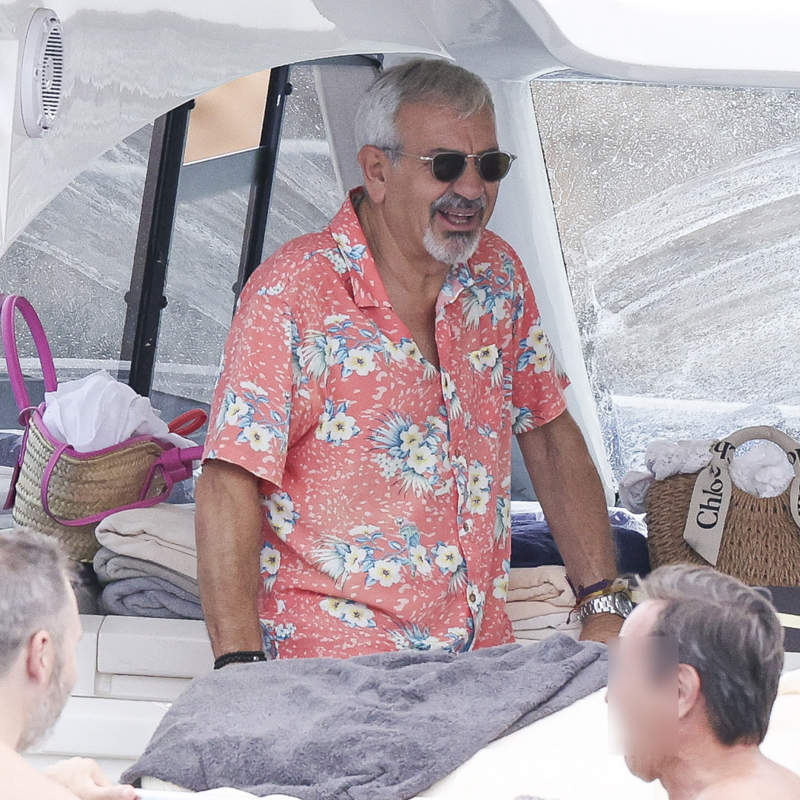 En yate y entre amigos, imágenes de Carlos Sobera y su esposa Patricia Santamarina de vacaciones en Ibiza