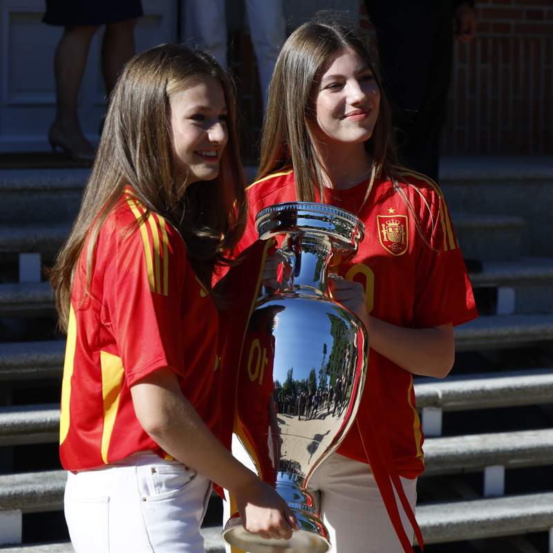 La princesa Leonor y la infanta Sofía, de nuevo, 'gemelas' en la recepción de la Selección española