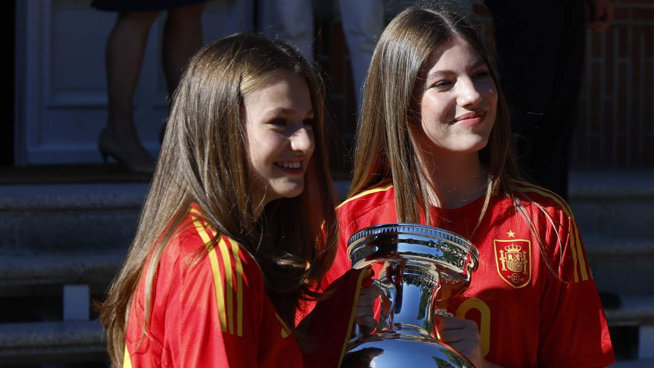La princesa Leonor y la infanta Sofía, de nuevo, 'gemelas' en la recepción de la Selección española