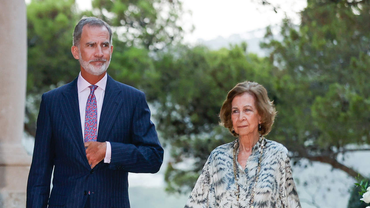 El movimiento con el que Felipe VI da su sitio a la reina Sofía en plena visita del rey Juan Carlos