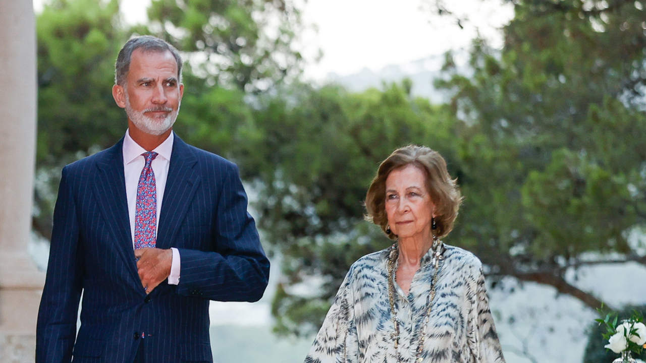 El movimiento con el que Felipe VI da su sitio a la reina Sofía en plena  visita del rey Juan Carlos