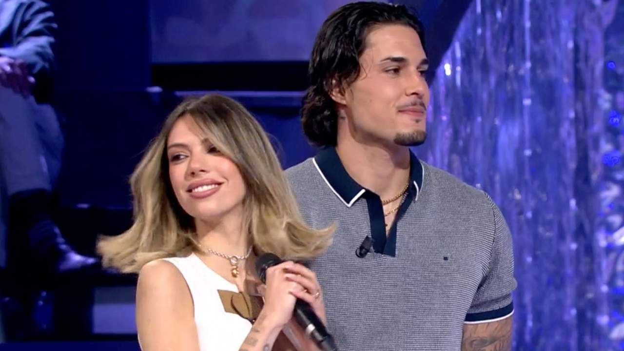 Alejandra Rubio presume de embarazo tras disfrutar de un planazo romántico junto a Carlo Costanzia