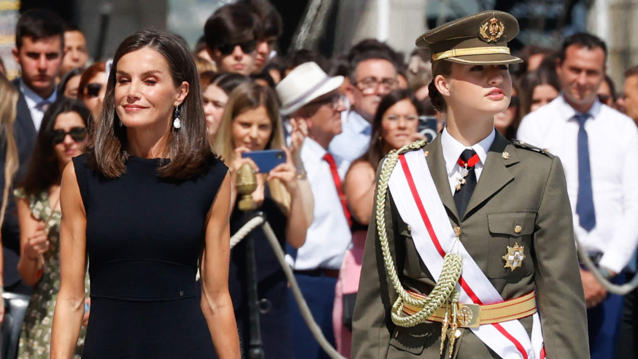 Vestido de punto azul y sandalias cómodas: la reina Letizia, impecable en la Escuela Naval de Marín con el look +50 que no falla