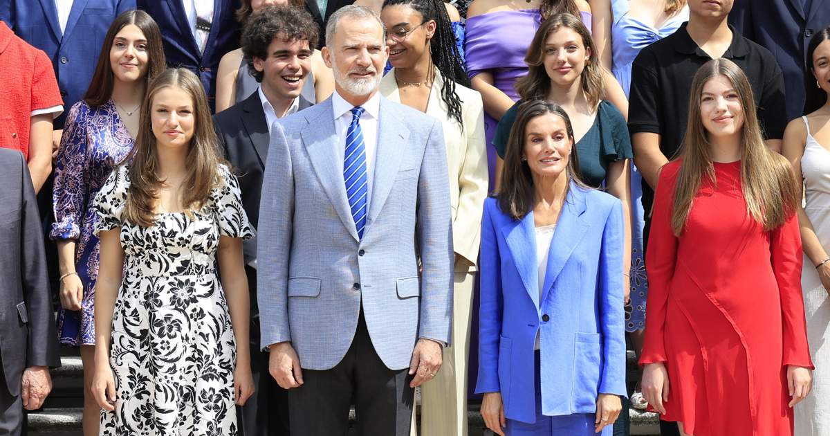 El verdadero significado de la aparición sorpresa de la princesa Leonor y  la infanta Sofía en el último acto de sus padres, Felipe y Letizia