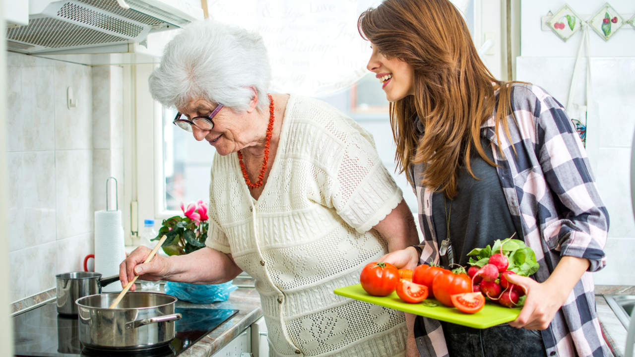 Abuela cocinando.