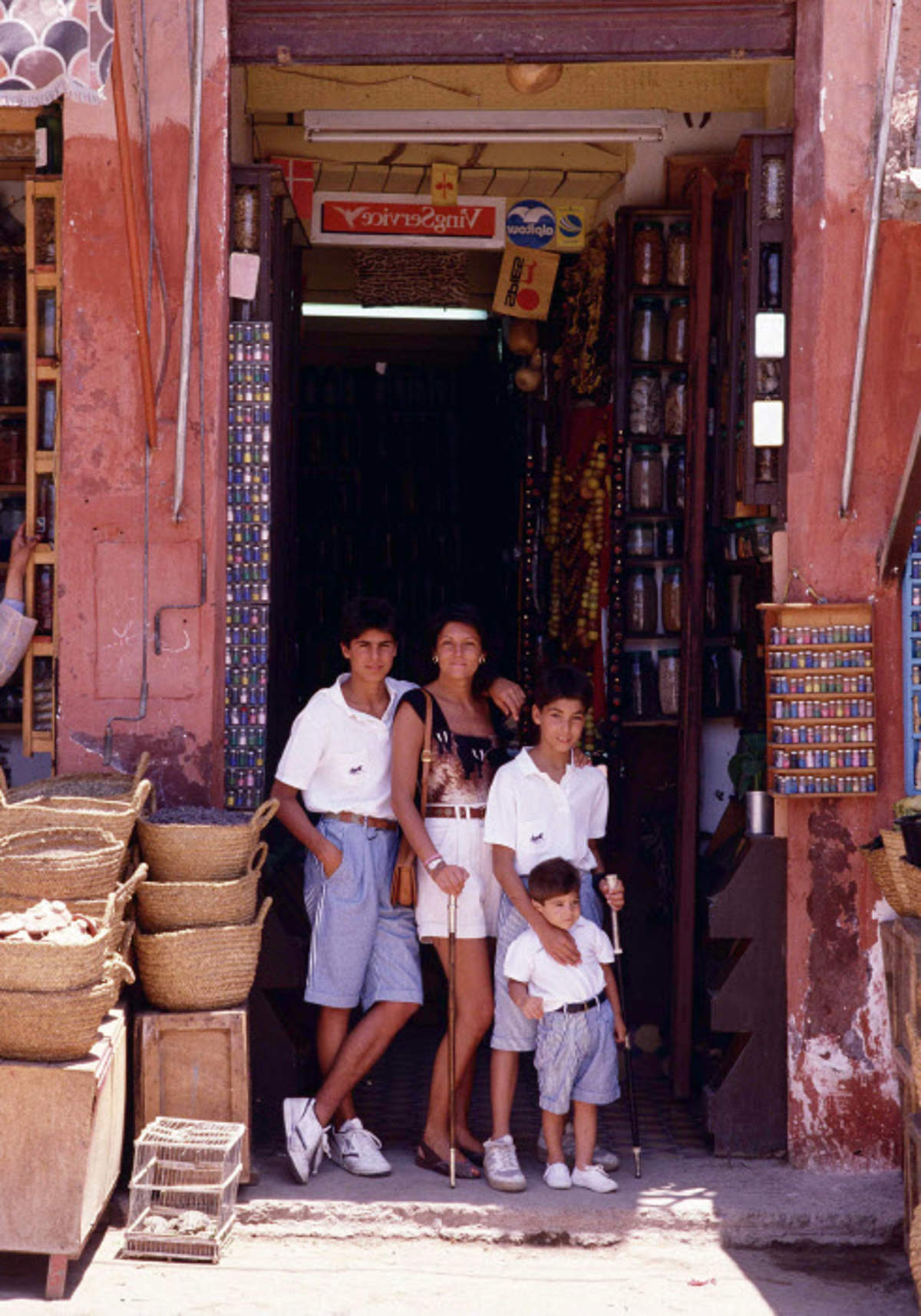 Carmen y sus tres hijos, en Marruecos