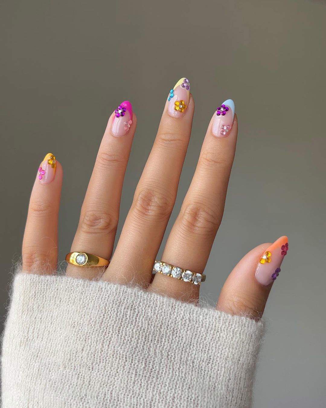 Manicura con detalles de pedrería