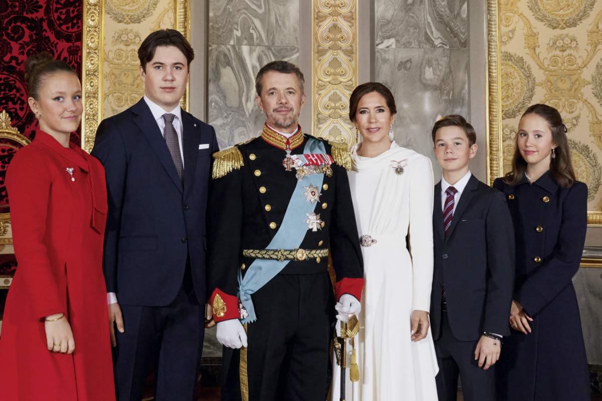 Federico y Mary, con sus hijos