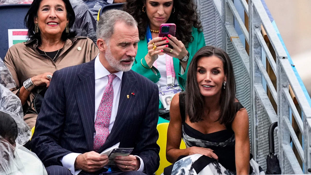 De su foto inédita a sus looks con chubasquero: los reyes Felipe y Letizia confirman su estrategia desde los Juegos Olímpicos