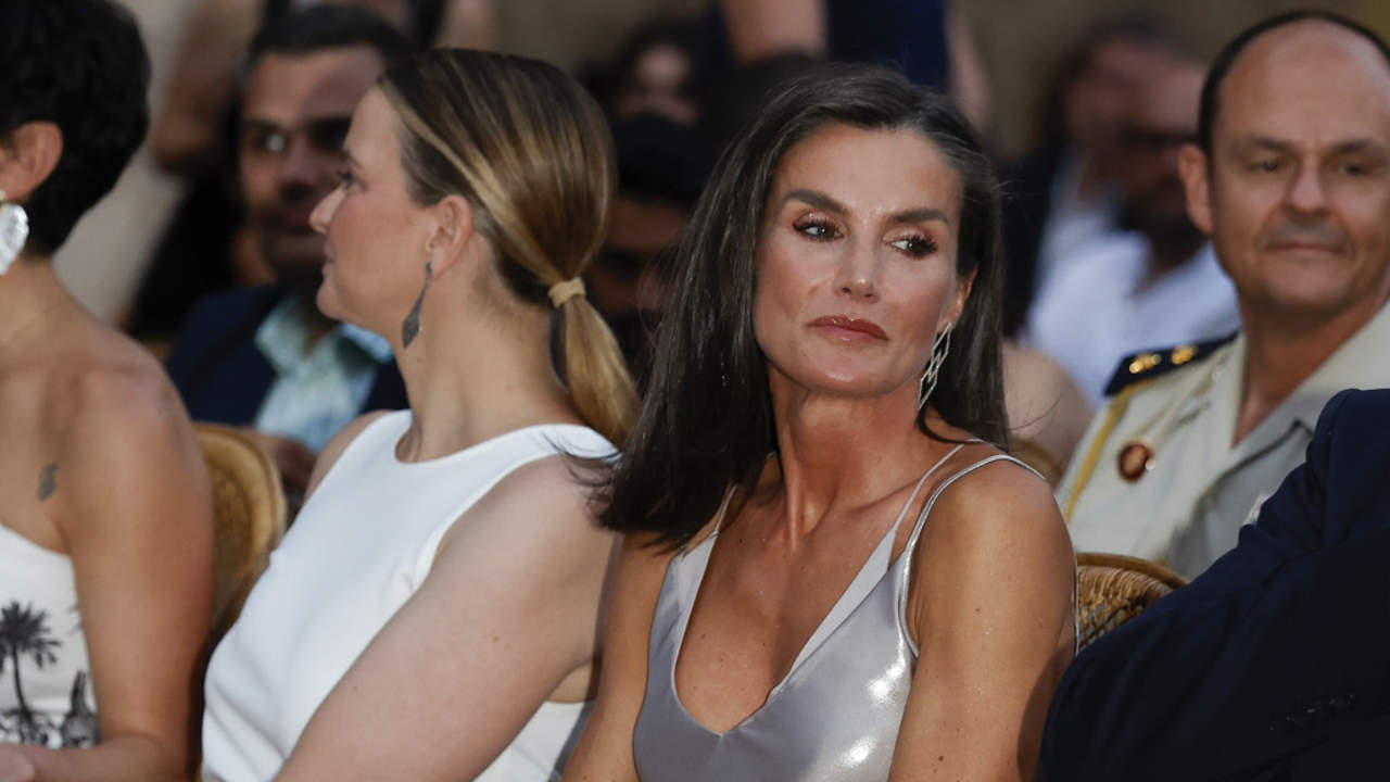 Letizia triunfa en Mallorca con las sandalias de Mango con tacón sensato que agotarán las invitadas +50 prácticas y elegantes