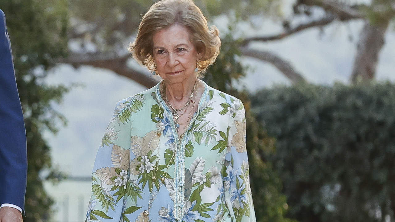 La reina Sofía aparece en Mallorca con el traje floral fresquito, con guiño a su familia y elegante ideal para las +60