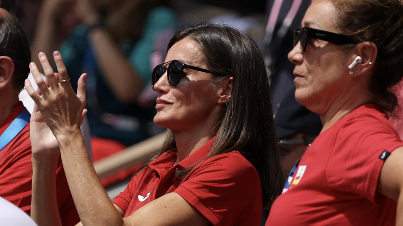 La reina Letizia rompe su regla de oro con las gafas de sol trendy con efecto rejuvenecedor inmediato mientras ve a Carlos Alcaraz