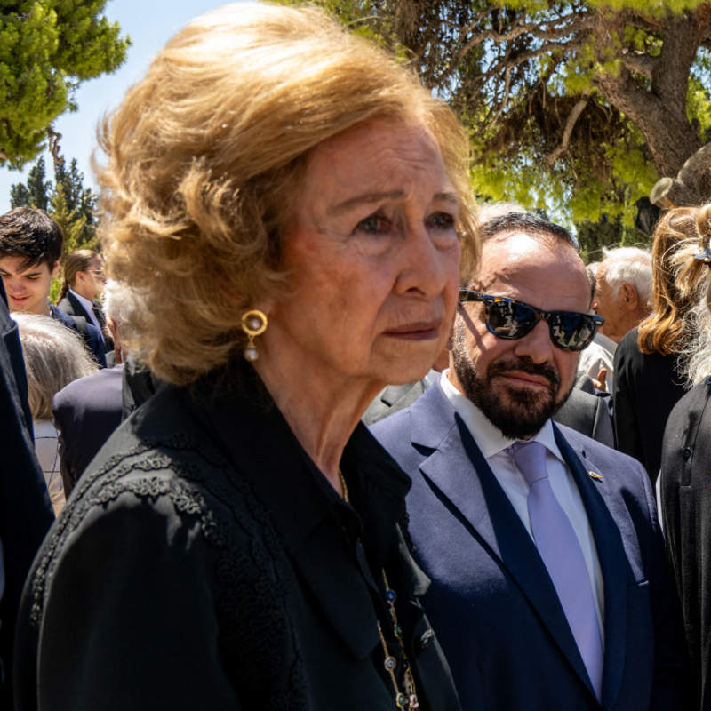 La reina Sofía, desolada y arropada por la familia real griega, en el último adiós a su tío Miguel en Atenas