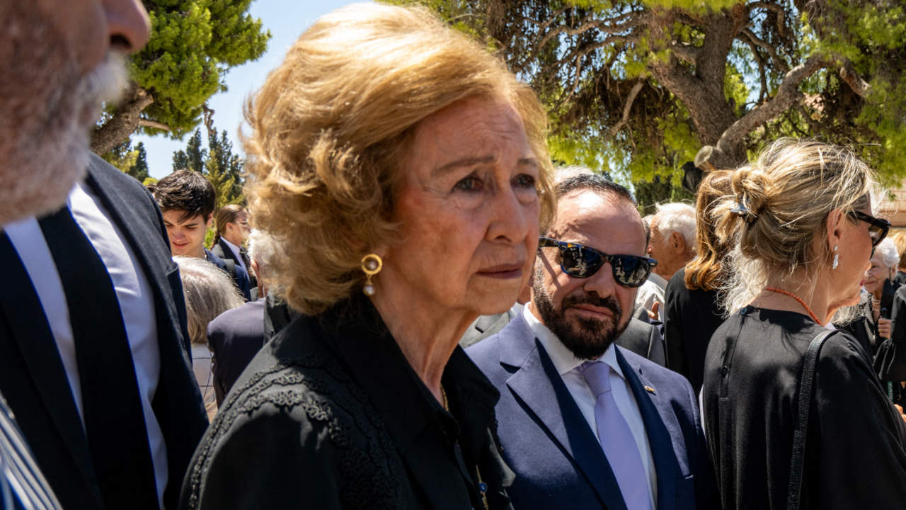 La reina Sofía, desolada y arropada por la familia real griega, en el último adiós a su tío Miguel en Atenas