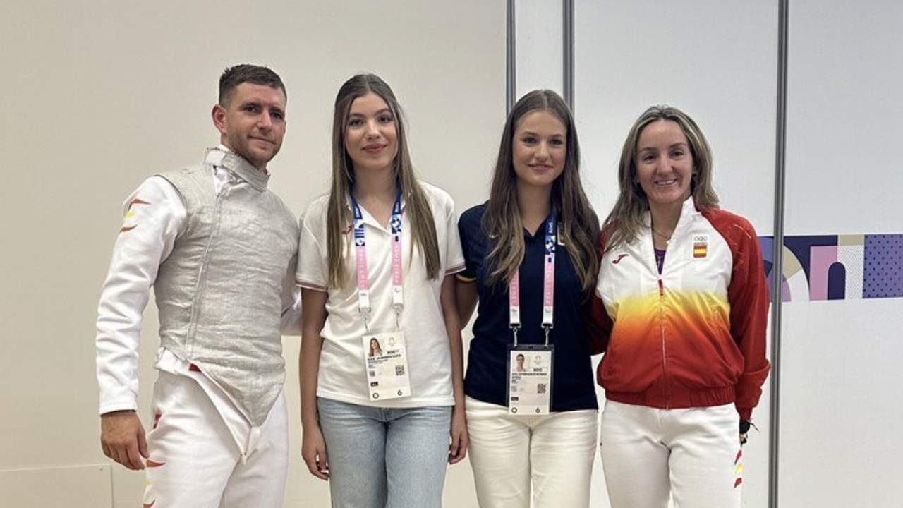 Leonor y Sofía con los esgrimistas españoles