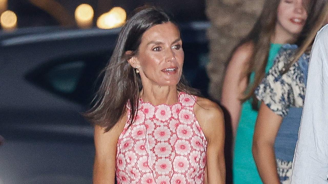 La reina Letizia inaugura, al fin, sus verdaderas vacaciones en Mallorca con el vestido de cuello halter y bajo asimétrico más fresco y veraniego