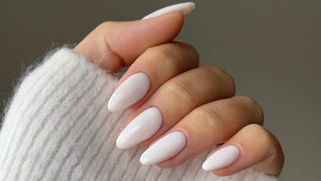 10 ideas de manicura blanca que seguirán triunfado en otoño 2024 