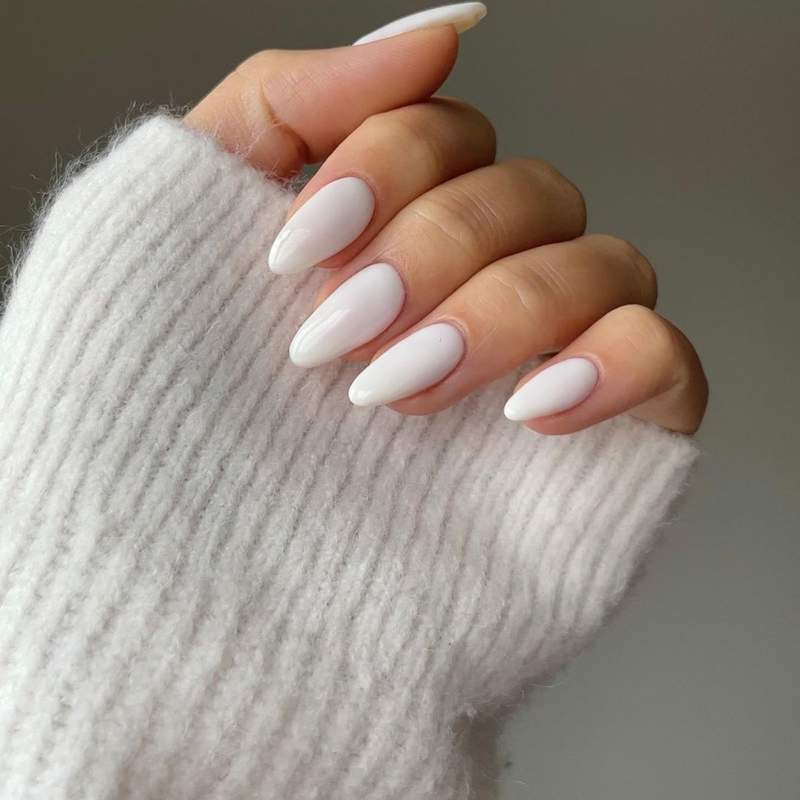 10 ideas de manicura blanca que seguirán triunfado en otoño 2024 