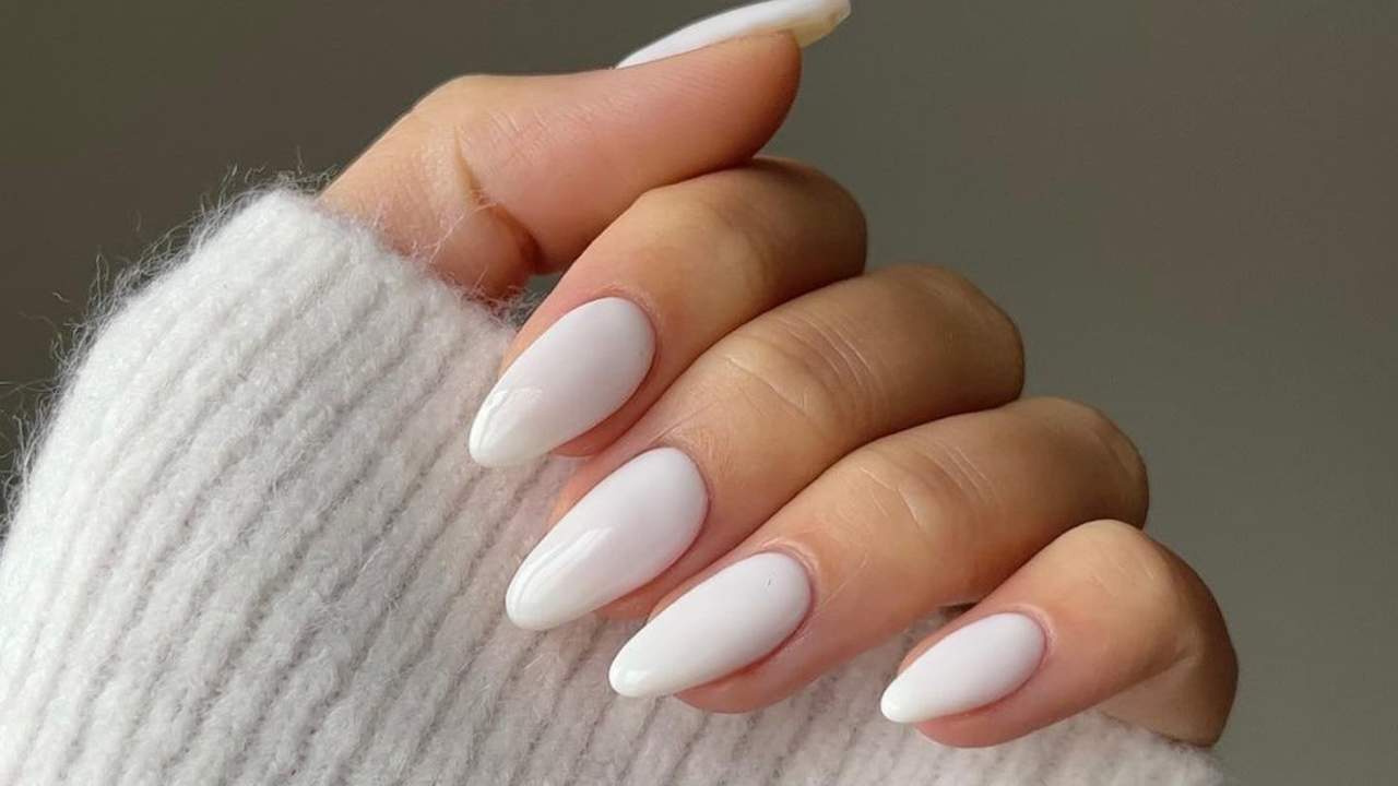 10 ideas de manicura blanca que seguirán triunfado en otoño 2024 