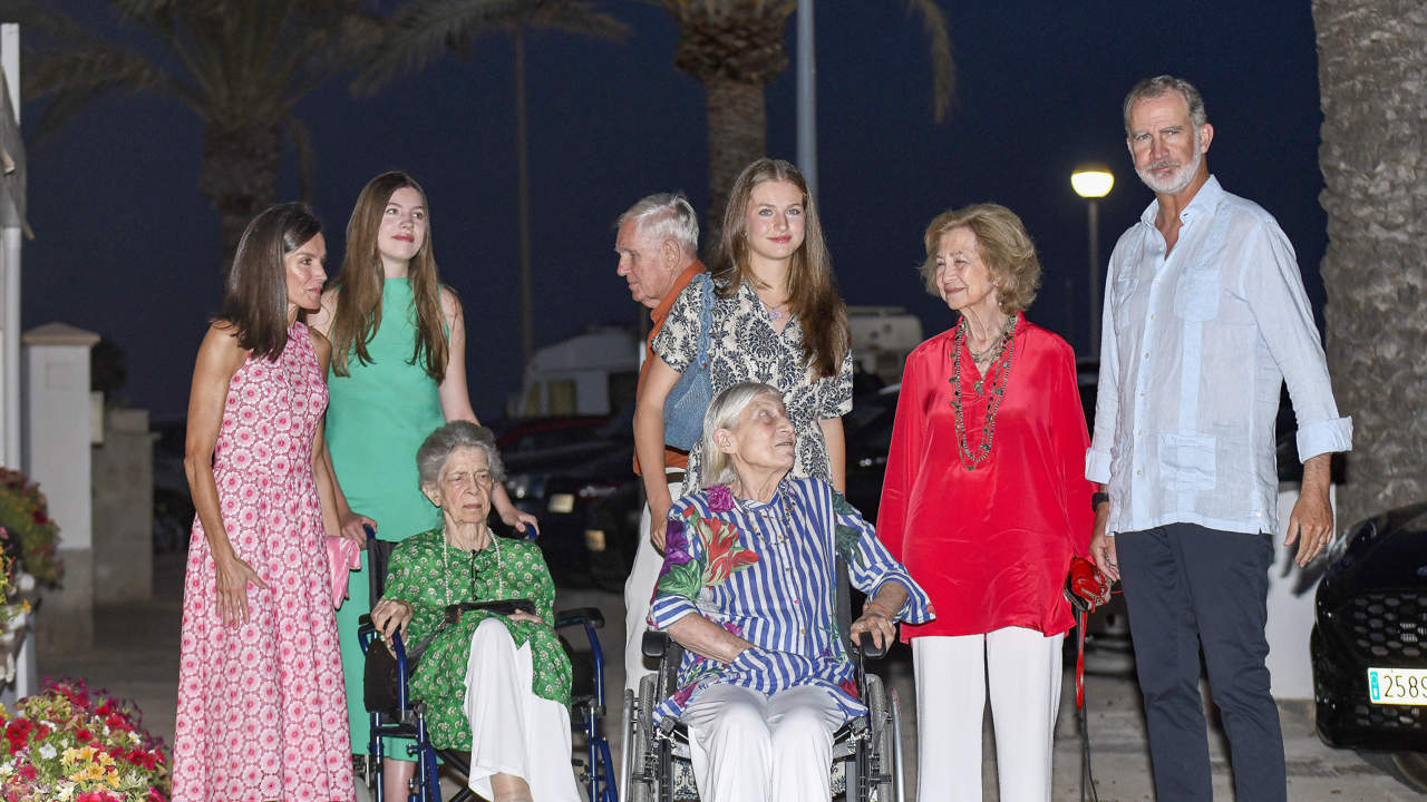 Leonor y Sofía, cena familiar en Marivent con Felipe y Letizia: encuentro de Hollywood y ayudando a Tatiana, la prima de su abuela, e Irene de Grecia 