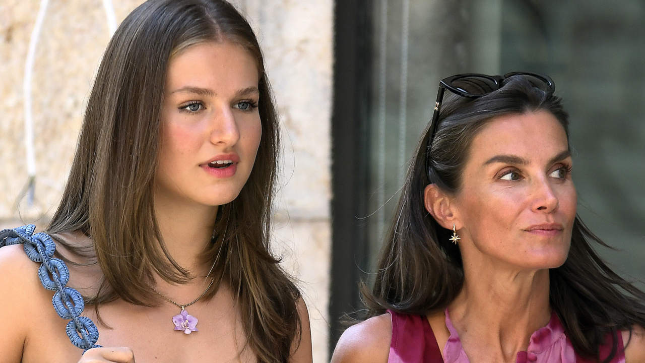 Los forzados gestos de Letizia con sus hijas Leonor y Sofía y su suegra, la reina Sofía, que Zarzuela debería evitar ya