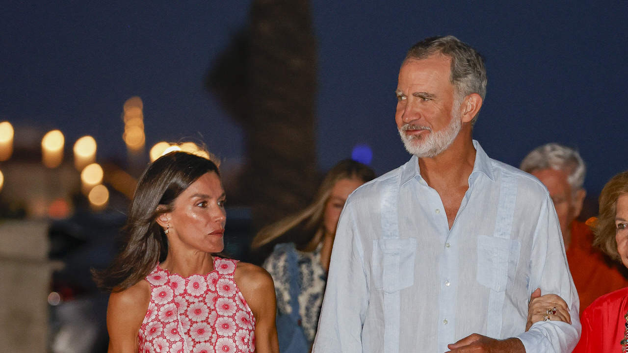 El rey Felipe también inspira: su look con camisa de lino y zapatillas para ir elegante y relajado a una cena de verano