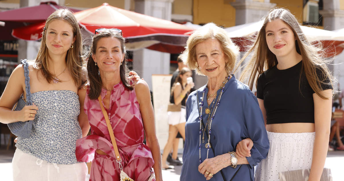 La prensa británica resume en cuatro palabras la salida de Letizia en  Mallorca con sus hijas Leonor y Sofía